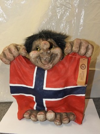 Troll norwegischer Patriot mit Fahne, 25cm