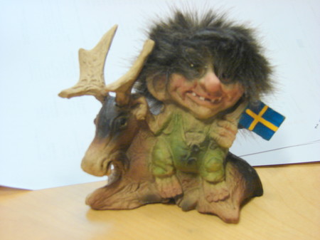 Troll liegt neben Elch (Schweden Fahne) 8cm, nur 7 Stück