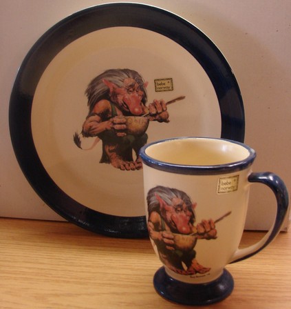 Teller und Tasse Troll am Essen