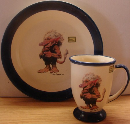 Teller und Tasse Troll am Lachen